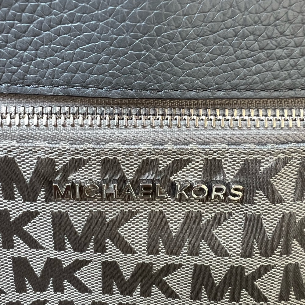Michael Kors Large Gray Signature Messenger Crossbody Bag EUC - Picture 3 of 9